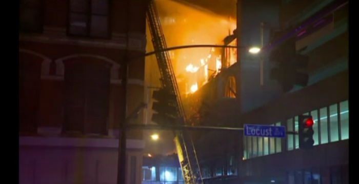 Incendiu de proportii in SUA. O cladire istorica din statul Iowa a fost cuprinsa de flacari