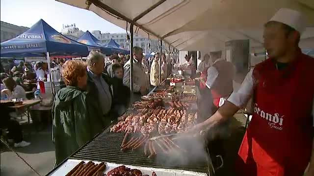Targ de produs traditionale in centrul Capitalei. Bucurestenii sunt asteptati cu vitel la protap si mititei