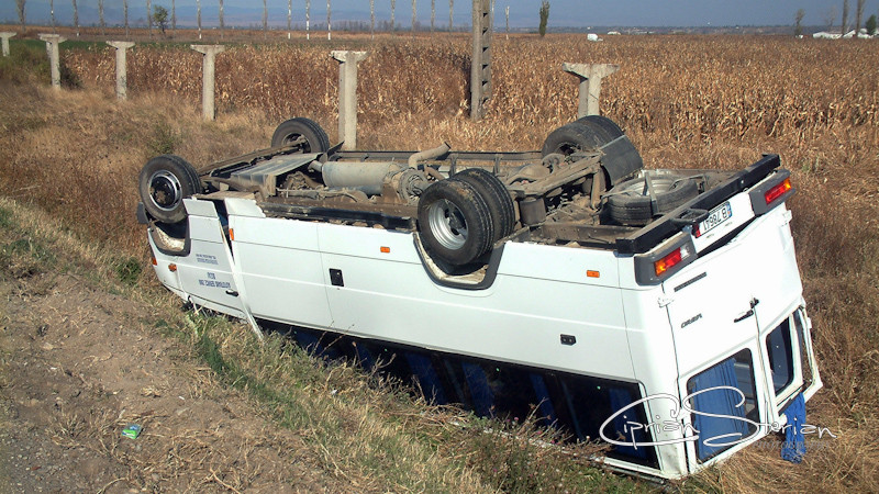 Grav accident in jud. Arges. Un mort si cinci raniti, dupa ce un microbuz s-a rasturnat intr-o curba periculoasa