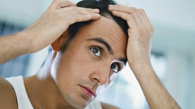 Aveti intre 20 si 30 de ani si v-a albit parul? Motivele care trebuie sa va trimita la medic