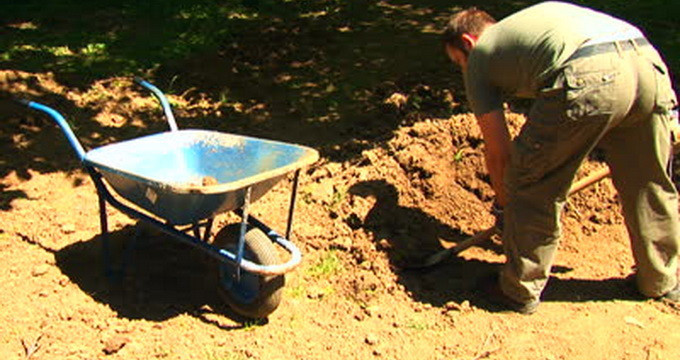 Trei cranii umane, descoperite in Vaslui de muncitorii care sapau pentru conducte de gaze