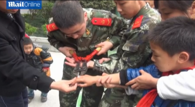 Mobilizare impresionanta in China. Mai multi pompieri s-au chinuit timp de 90 de minute sa elibereze degetul unui copil