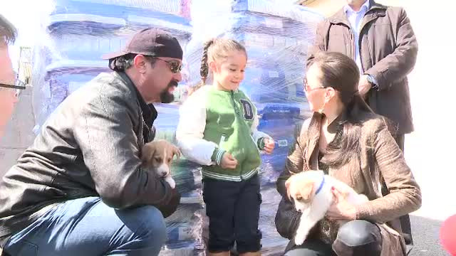 Steven Seagal a adoptat doi catei de la un adapost din Bucuresti, pe Tache si pe Ringo. Mesajul actorului pentru toti romanii