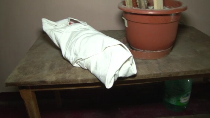 Abandonat de mama intr-un bloc, un bebelus s-a incapatanat sa traiasca. Ce pedeapsa risca femeia care l-a parasit