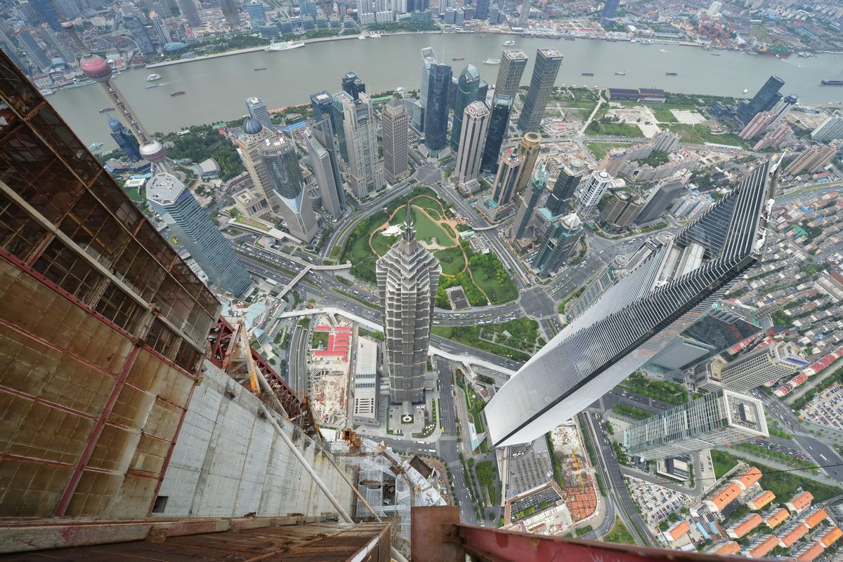 Cel mai inalt zgarie nori din China, aproape de final. 8 cladiri puse una peste alta si "o gradina a cerului". FOTO