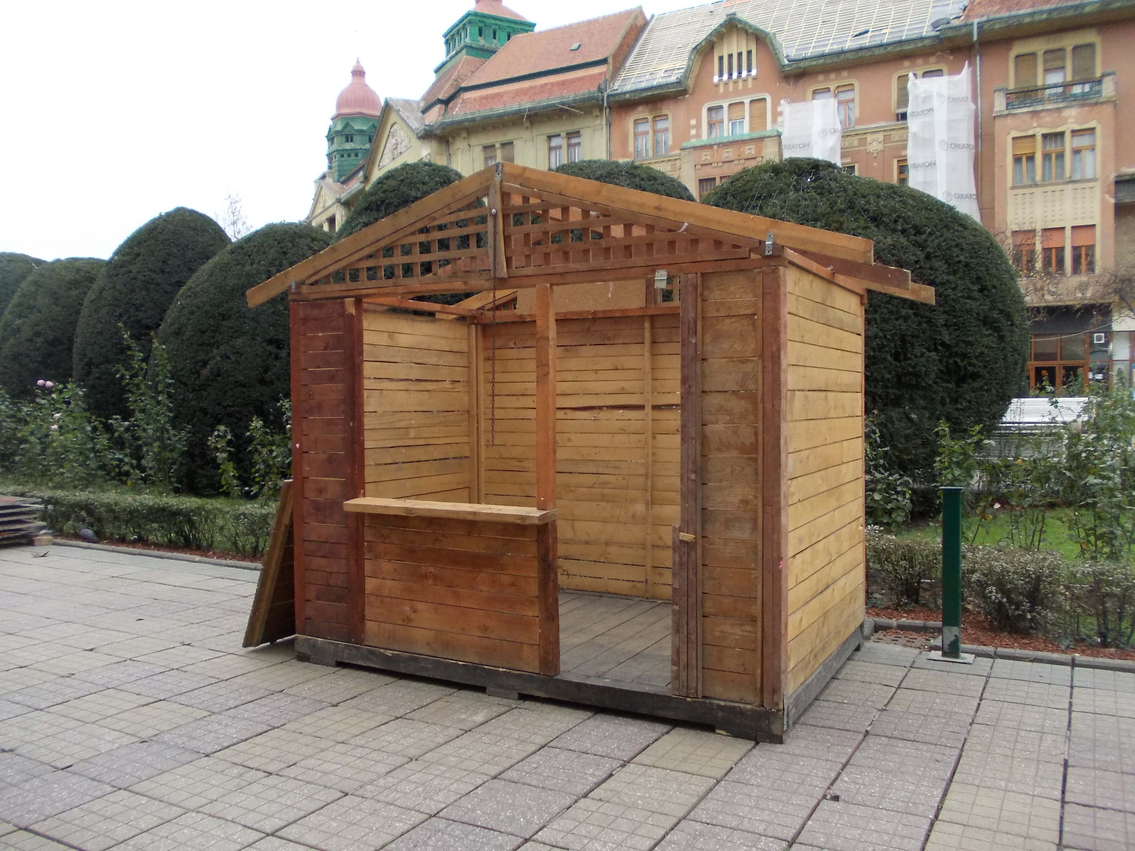 A inceput montarea casutelor de la Targul de Pasti, in Piata Victoriei