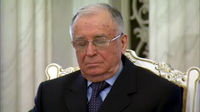 Ion Iliescu, surprins intr-o ipostaza neplacuta. Ce facea fostul presedinte in timp ce Traian Basescu tinea un discurs. VIDEO