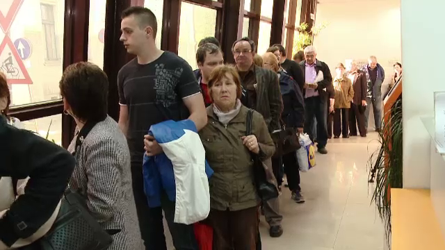 Cozi interminabile in ultima zi la plata taxelor cu reducere. Cei care n-au ajuns la timp risca sa aiba conturile blocate