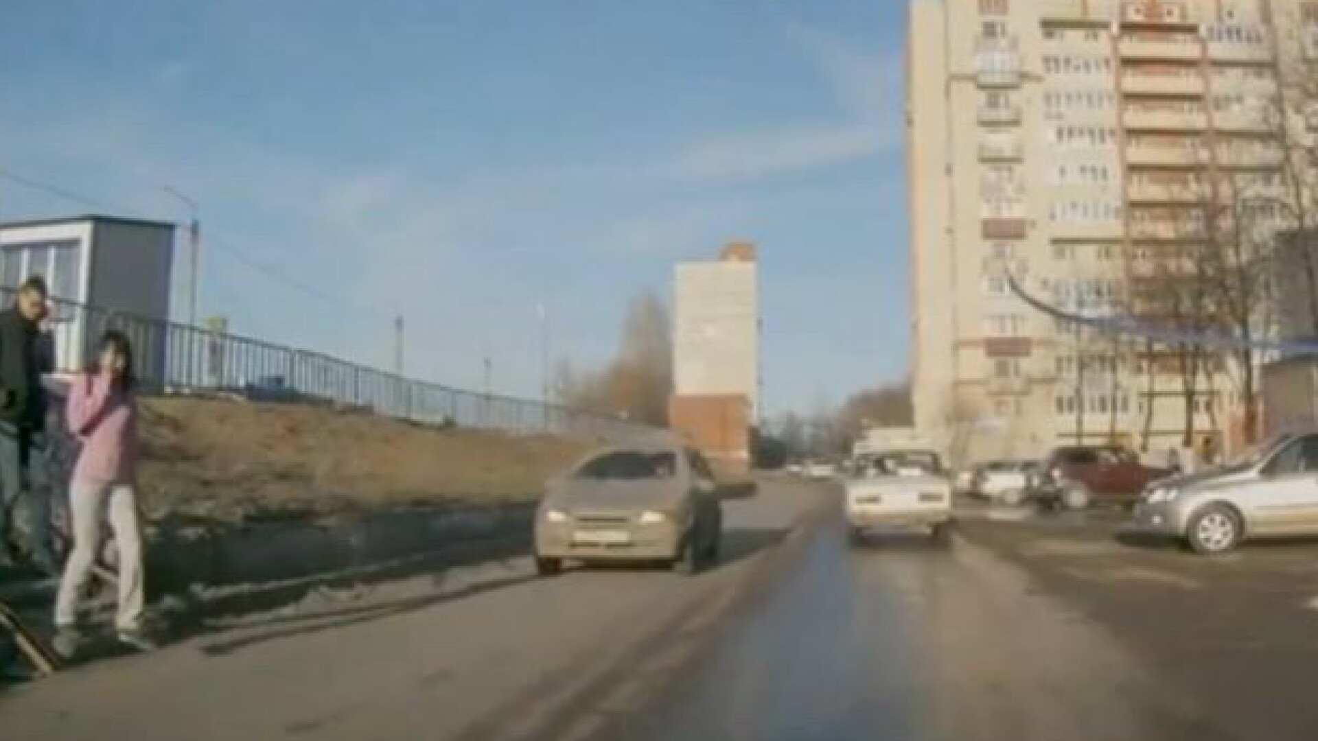 O femeie din Rusia a fost lovita de o masina, in timp ce traversa strada vorbind la telefon. VIDEO