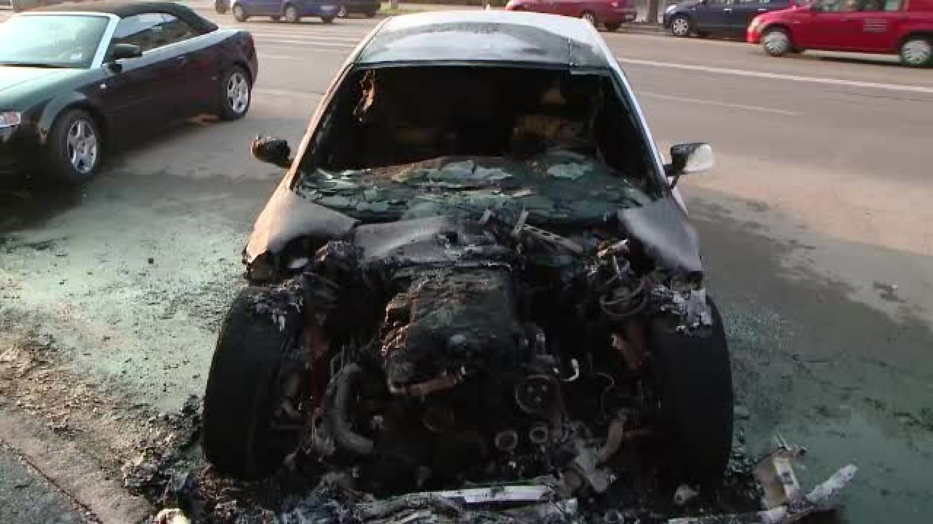 Masina de 15.000 de euro din Iasi, facuta scrum dupa un incendiu puternic. Focul ar fi fost provocat intentionat