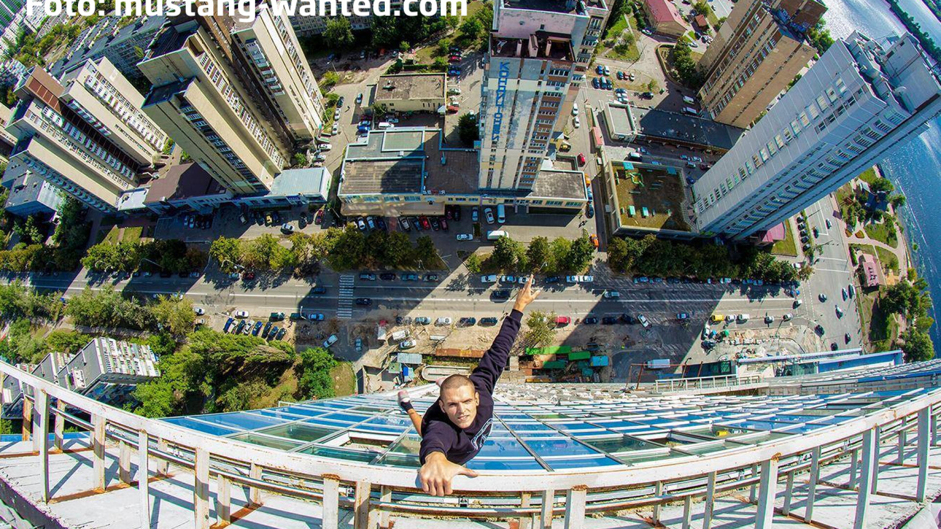 Spiderman de Romania. "Mustang Wanted" a facut avere din clipurile in care se catara pe zgarie-nori