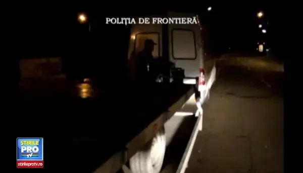 Cinci sirieni ascunsi intr-un microbuz, prinsi la vama Cenad. Migrantii intentionau sa ajunga in Austria. VIDEO