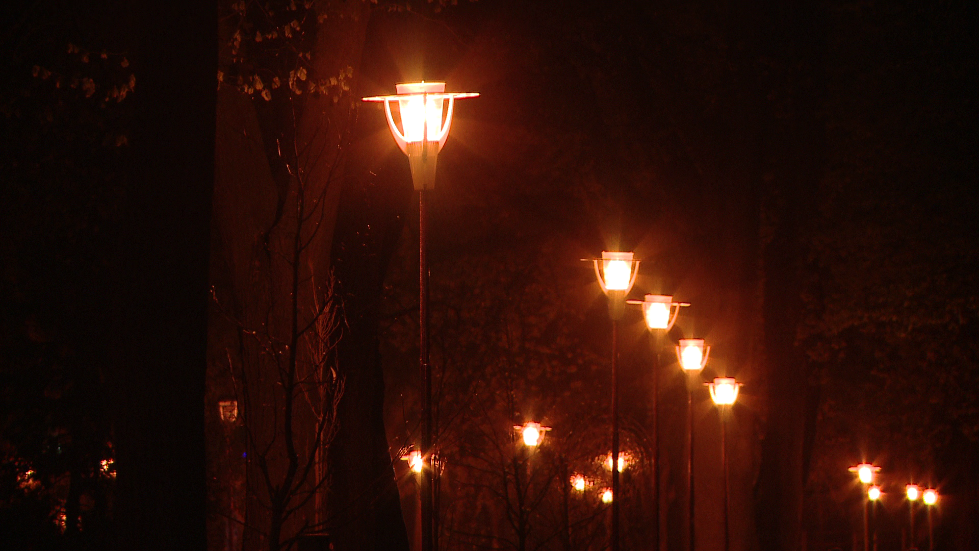 Sistemul de iluminat inteligent si economic, implementat in Parcul Copiilor.Lampile, controlate cu ajutorul telefonului mobil