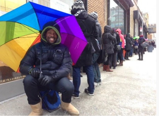 Un american a inventat statul la coada contracost. Cum decurge o zi de "munca" si cati bani castiga