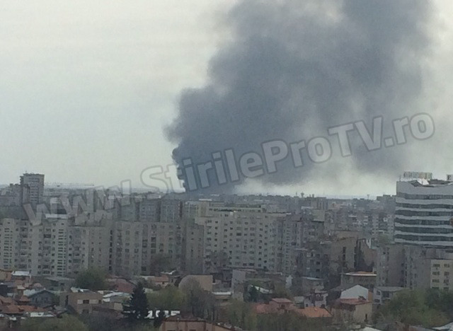 Incendiu de proportii in estul Capitalei. Fumul se vede de la kilometri distanta