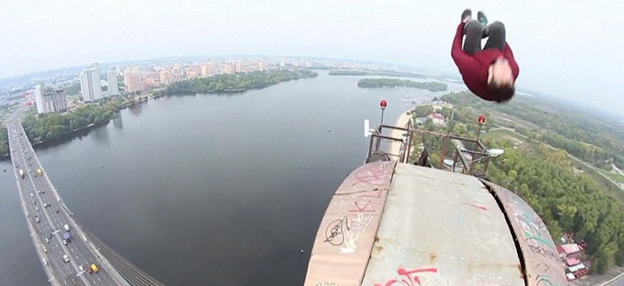 Aventura cu final neasteptat pentru un "Spiderman urban". Ce s-a intamplat dupa ce a facut o tumba pe un pod. VIDEO