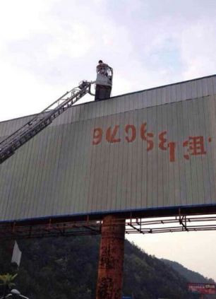 A zacut acolo pana s-a mumificat. Zeci de mii de soferi au trecut pe langa el si nu si-au dat seama la ce se uita. FOTO