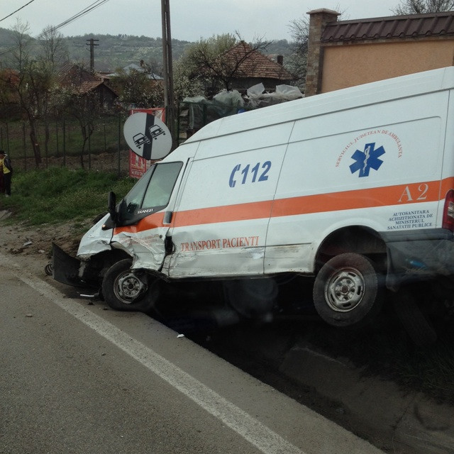 Accident grav pe DN7, in judetul Valcea. O pacienta care se afla intr-o ambulanta a murit
