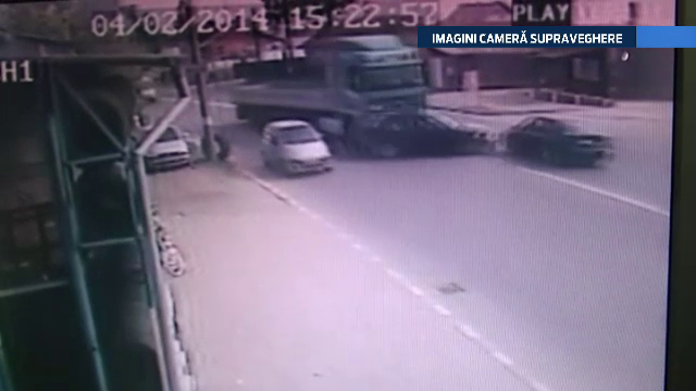 ACCIDENT FILMAT. Patru masini s-au ciocnit in lant, ca intr-un joc de popice, dupa manevra imprudenta a unei soferite