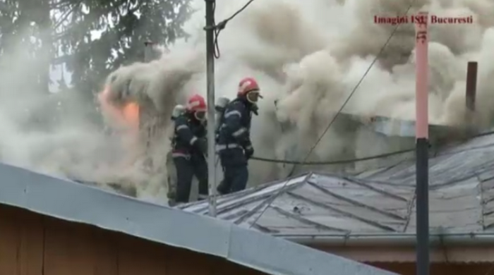 Patru case au ars in Capitala, intr-un incendiu provocat de unul dintre proprietari. Vecinii spun ca e a treia oara