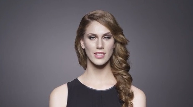 Lumea o trateaza cu cruzime din cauza felului in care arata. Ce se ascunde in spatele machiajului pe care il poarta zilnic