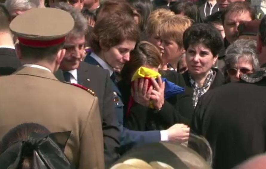 Imagini emotionante la inmormantarea militarului roman mort in Afganistan. Sute de persoane au venit sa-si ia ramas-bun