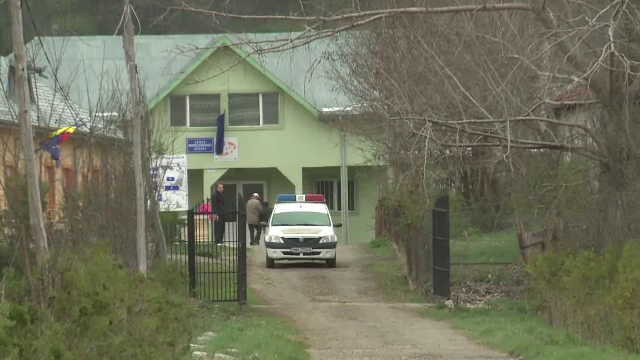 Un adolescent de 15 ani si 30 de kg, gasit intr-un camin privat din Buzau. Procurorii vorbesc despre o institutie a torturii