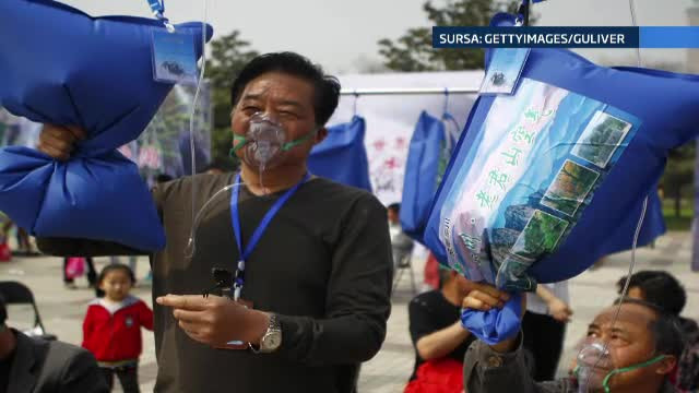 Aerul la punga, solutia aproape absurda prin care chinezii reusesc sa respire. "Am simtit miscarea copilului in pantec"