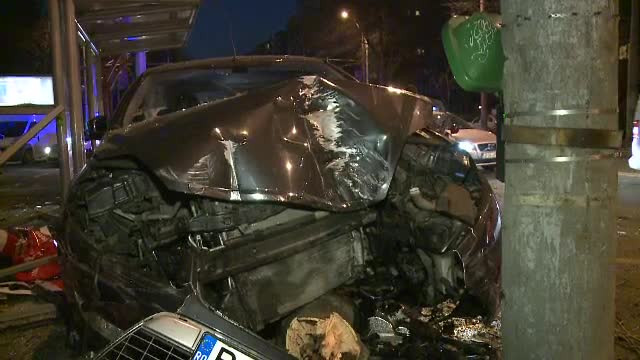 Un accident ce s-a transformat intr-o cascadorie in Capitala. Un tanar a scapat ca prin minune intr-o statie de autobuz