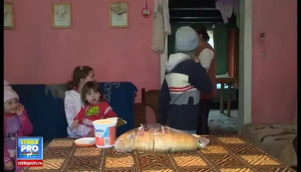O familie cu 13 copii din Maramures traiste intr-o saracie lucie. Una dintre fete a trebuit chiar sa renunte la scoala