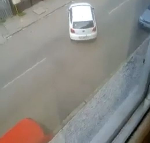 Imagini amator. Cat timp ii ia unei soferite sa isi parcheze masina, pe o strada din Constanta