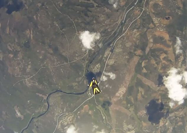 Momentul in care un meteorit a trecut razant pe langa un parasutist, cu 500 de kilometri pe ora. VIDEO