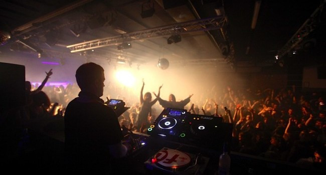 Romeo si Julieta cu Orlando Bloom si cel mai tare party al lunii cu Ben Klock! Unde iesim in weekend: