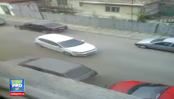Imagini amator. Cat timp ii ia unei soferite sa isi parcheze masina, pe o strada din Constanta