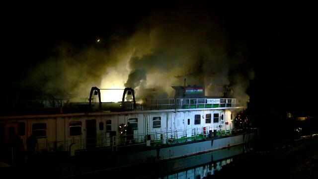 14 ore de lupta cu flacarile pe canalul Dunare - Marea Neagra. Un impingator a luat foc si s-a scufundat in cele din urma