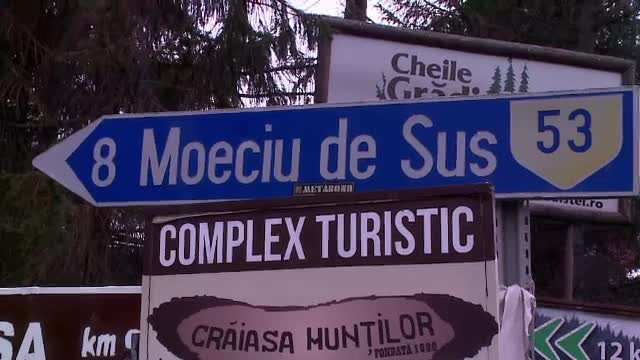 Protest prin munca pe "drumul nerusinarii" din zona Bran. Localnicii repara singuri o sosea lasata in voia sortii 15 ani