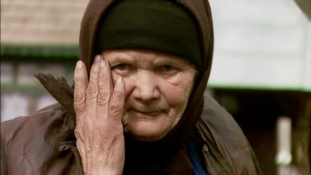 Primarii care investesc in fotbal cand batranii nu au ce manca. Cum ar putea schimba Biserica soarta bunicilor credinciosi