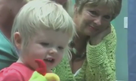 Clipe emotionante pentru o fetita de un an, care a auzit sunete pentru prima data in viata. Fetita este si nevazatoare