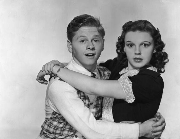 Mickey Rooney, unul dintre primii copii vedeta de cinema, a murit la 93 de ani. Glorioasa sa cariera la Hollywood