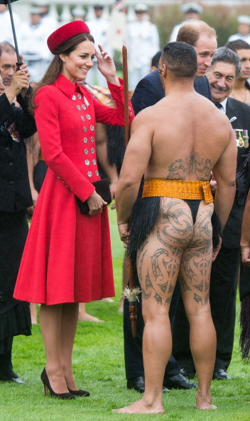 Kate Middleton, intampinata de un luptator Maori, aproape gol, in vizita din Noua Zeelanda