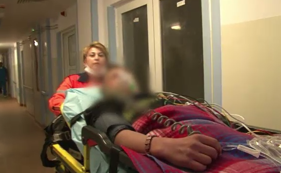 Mama si fiu, ambii in coma alcoolica, in Vaslui. Mama: “Am baut si eu, ca orice om, acasa”