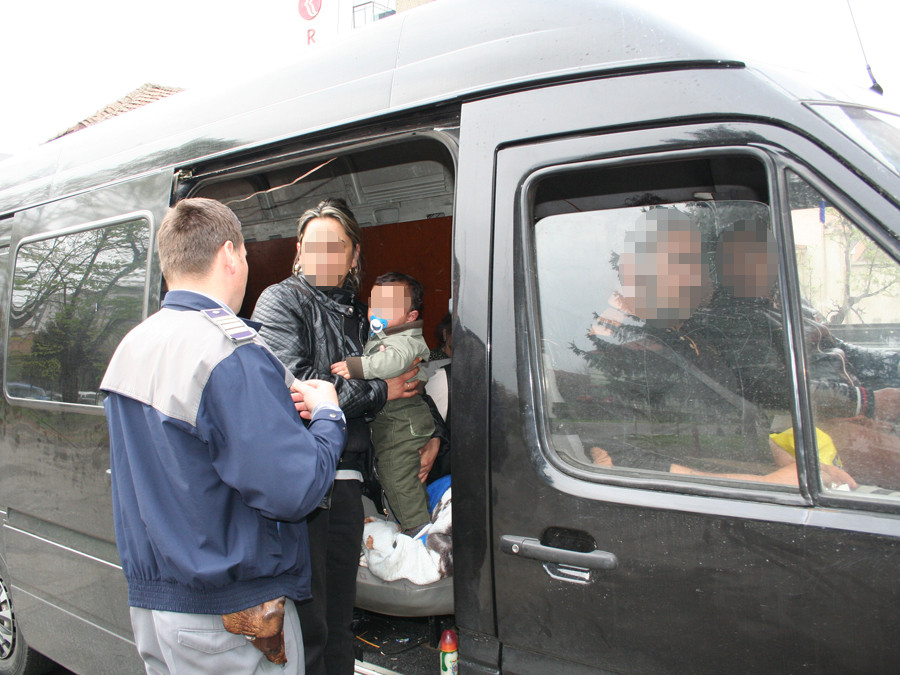 Locul in care a fost ascuns un copil de un an pentru a fi scos ilegal din tara. Politistii din vama Bors l-au descoperit