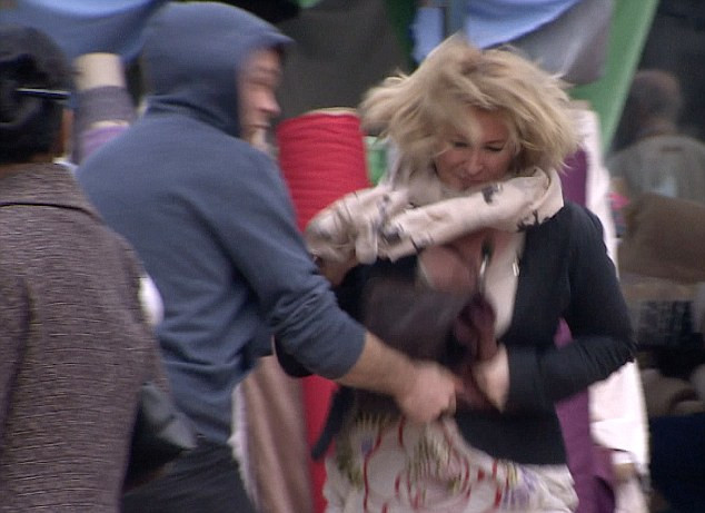 EXPERIMENT. Cati oameni sar in ajutorul unei femei agresate si jefuite intr-o piata publica din Londra