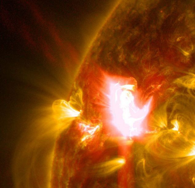 NASA a publicat imagini detaliate ale Soarelui in momentul unei explozii solare. Cum se vede de aproape. VIDEO