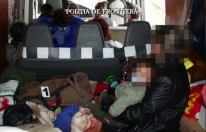 Si-a inghesuit copilul intr-o geanta pentru a-l scoate ilegal din tara. Cum se apara bunica bebelusului