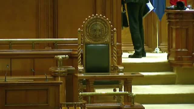 "Daca vrei sa faci pe durul". Jiltul folosit de Traian Basescu in Parlament a devenit obiect de pelerinaj