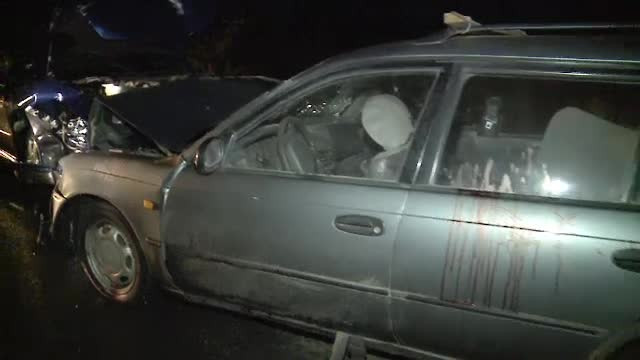 Doua autoturisme s-au ciocnit si s-au facut praf in judetul Arad. Patru oameni au ajuns la spital