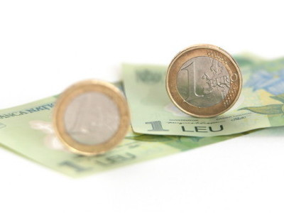 Cursul a scazut usor la 4,4561 lei/euro. Volumele de tranzactionare au revenit in media unei sedinte obisnuite