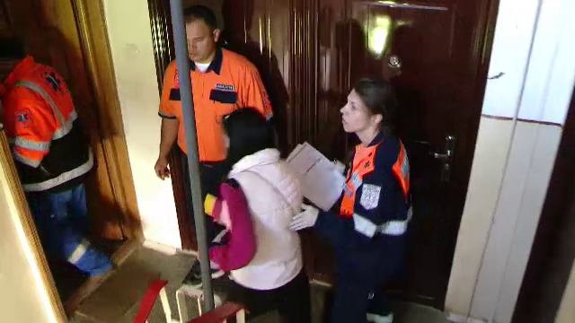 O femeie a fost la un pas sa-si piarda copiii in incendiu. Reactia vecinilor: "Ti-am spus ca vom chema Protectia Copilului"