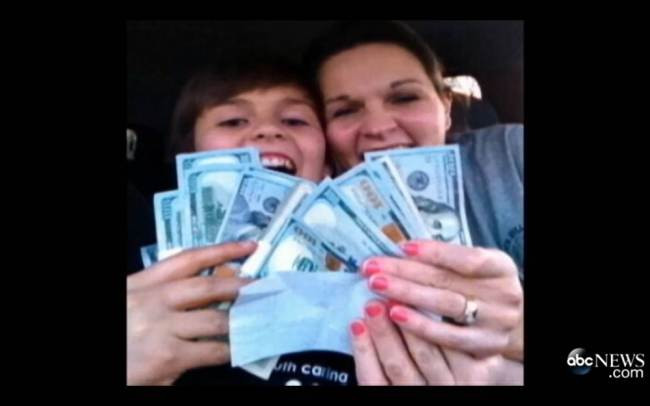 O femeie din SUA a gasit 11.000 de dolari pe strada. Care a fost primul lucru pe care l-a facut. FOTO